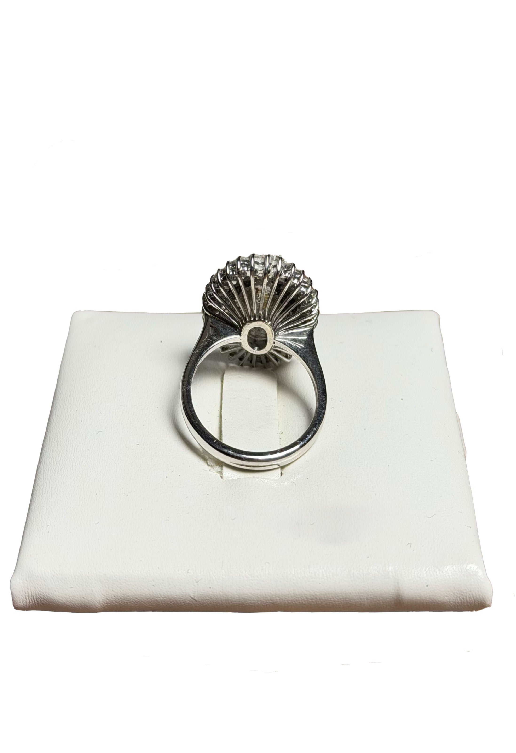 Anello rubino flat brillanti