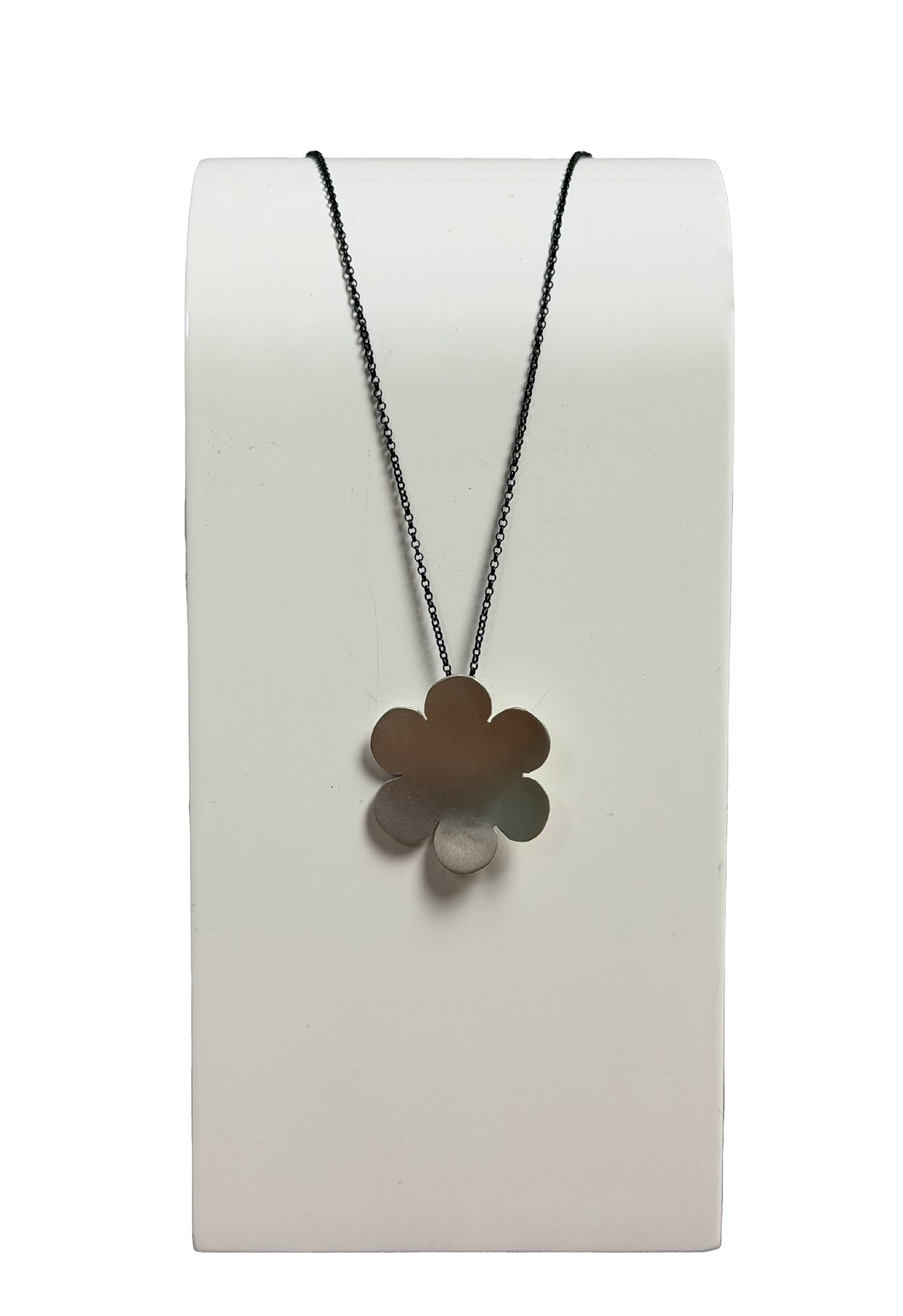 Girocollo a fiore argento sabbiato e catena rodio nera