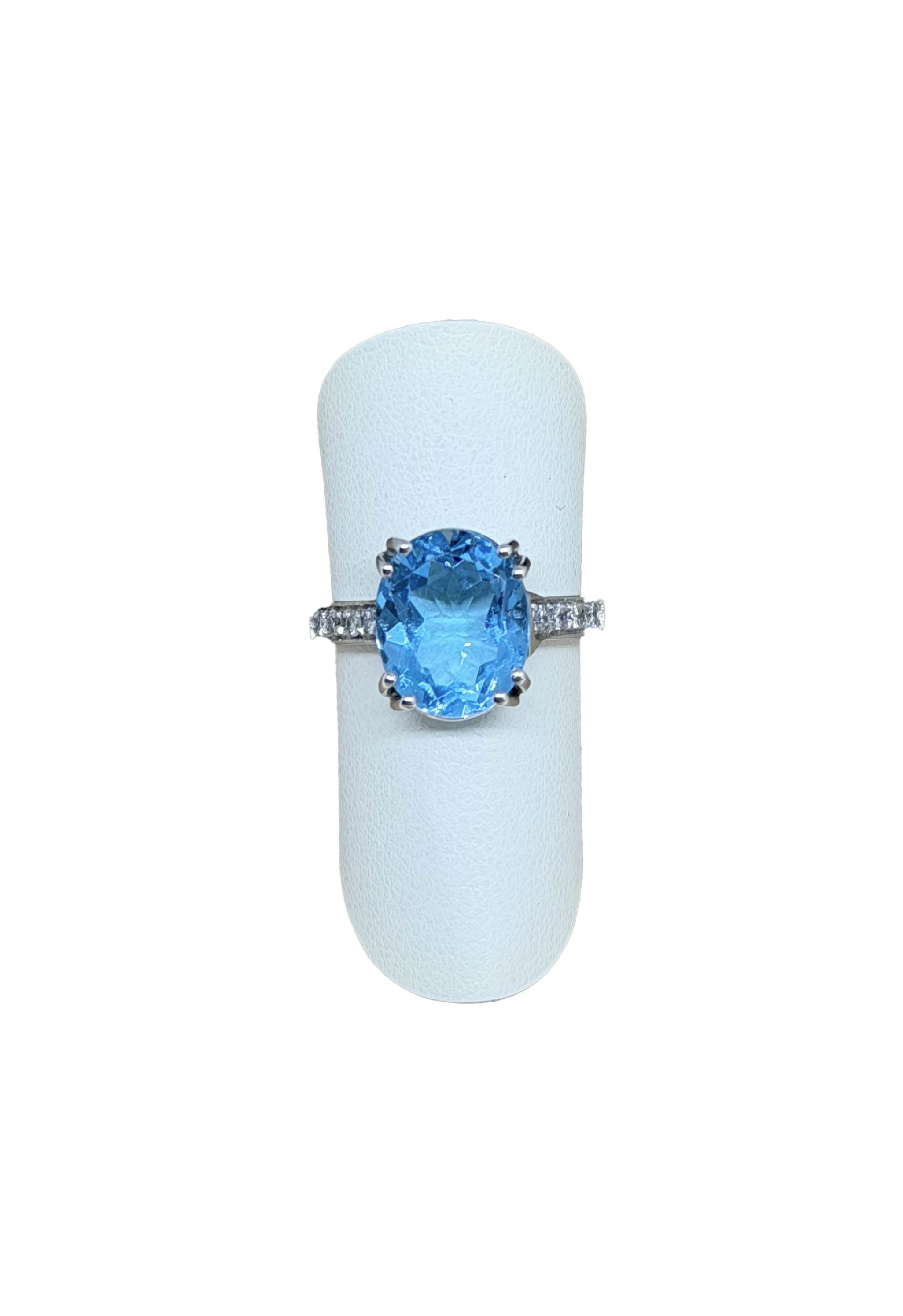 Anello oro bianco e topazio azzurro