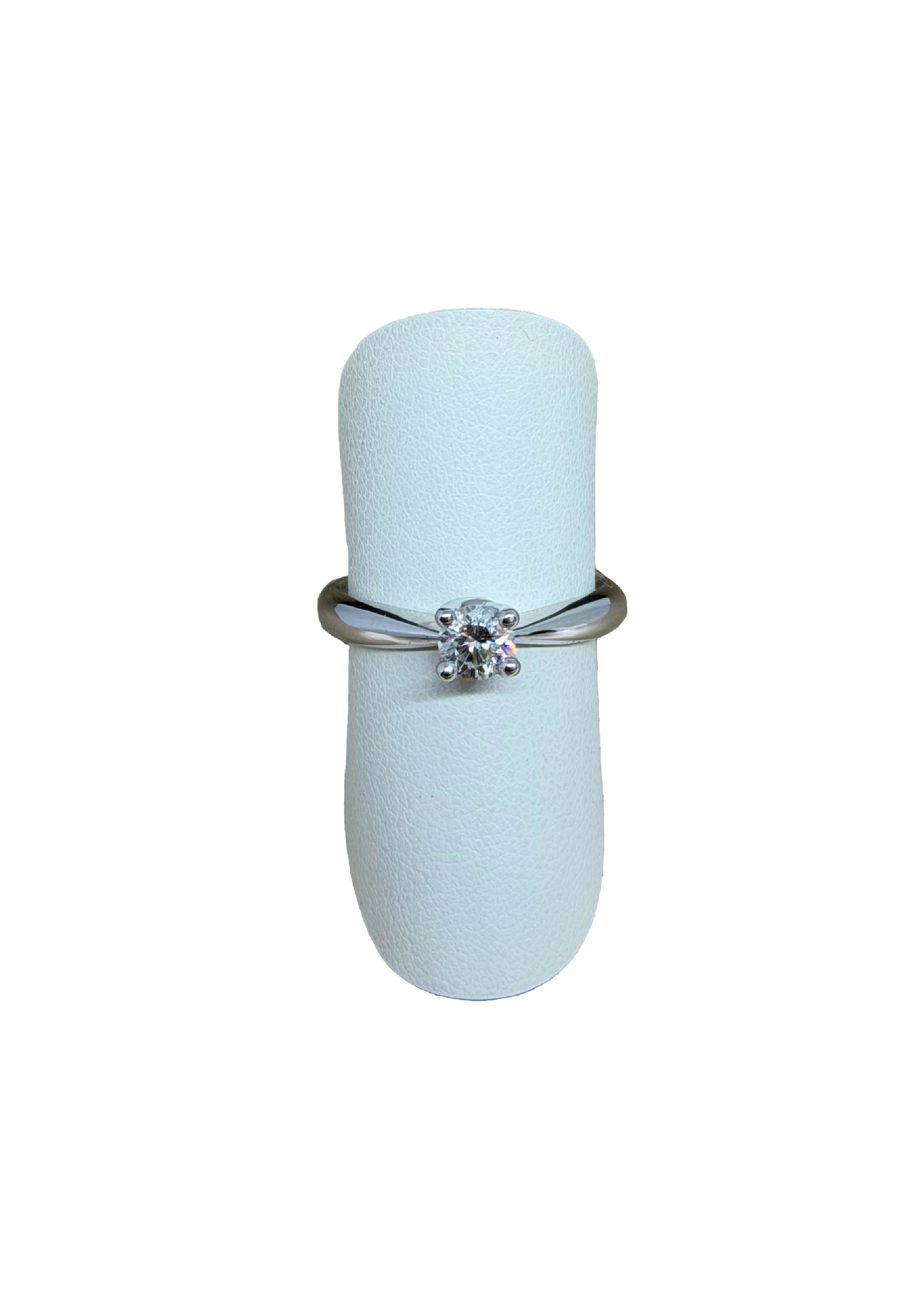 Anello solitario centrale