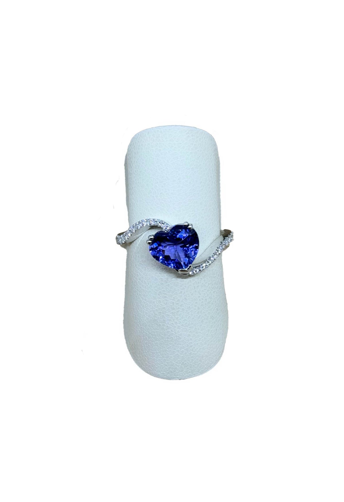 Anello tnzanite a cuore e brillanti